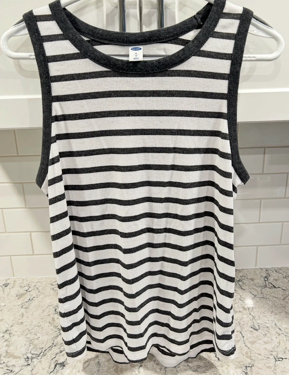 Women’s Tank Tops (old navy, Gildan) image indicator(2)