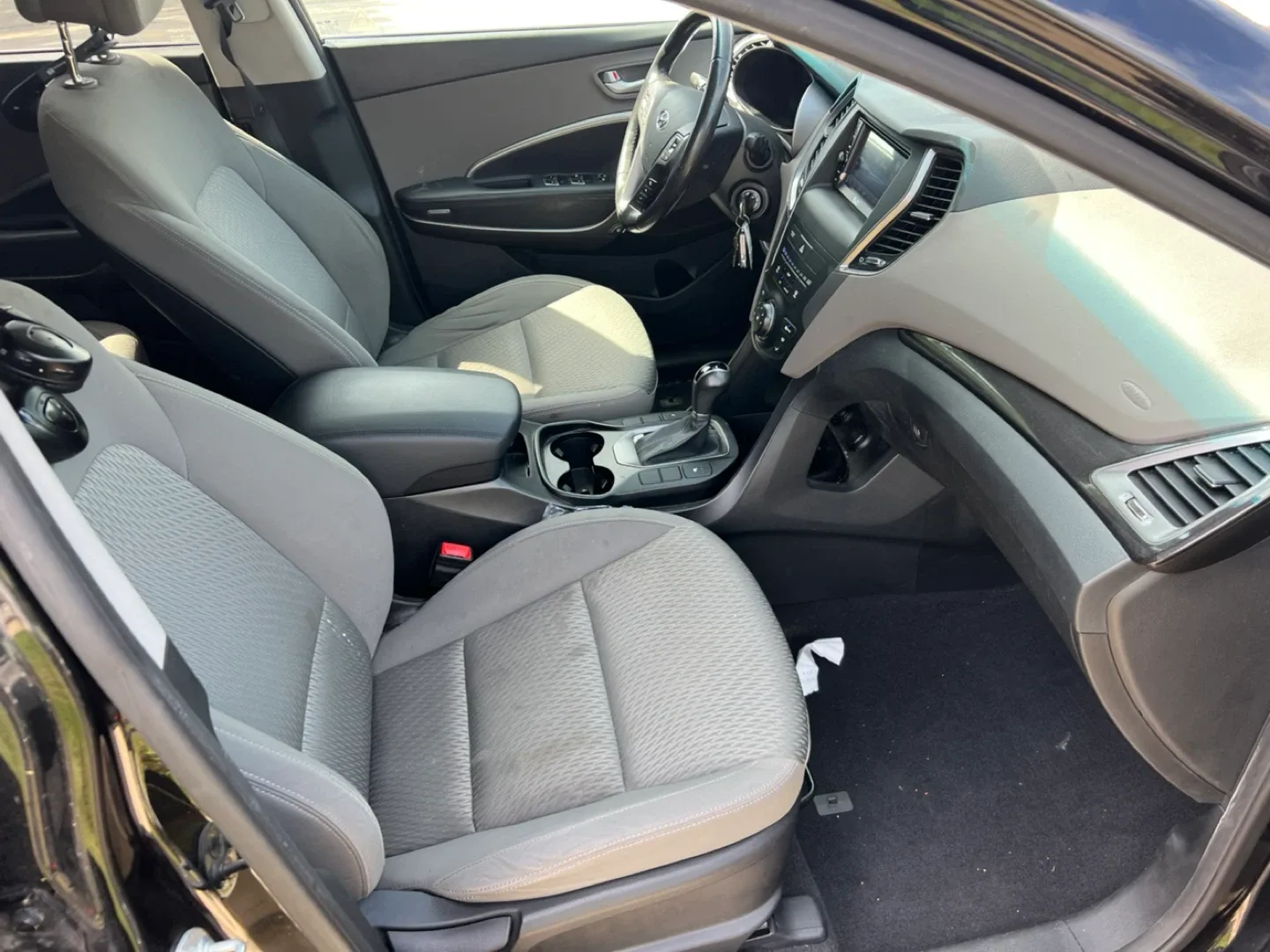 Hyundai Santa Fe - Black SUV image indicator(5)