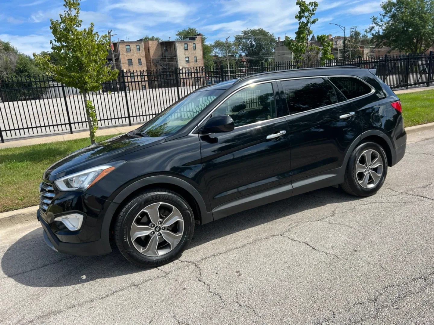 Hyundai Santa Fe - Black SUV
