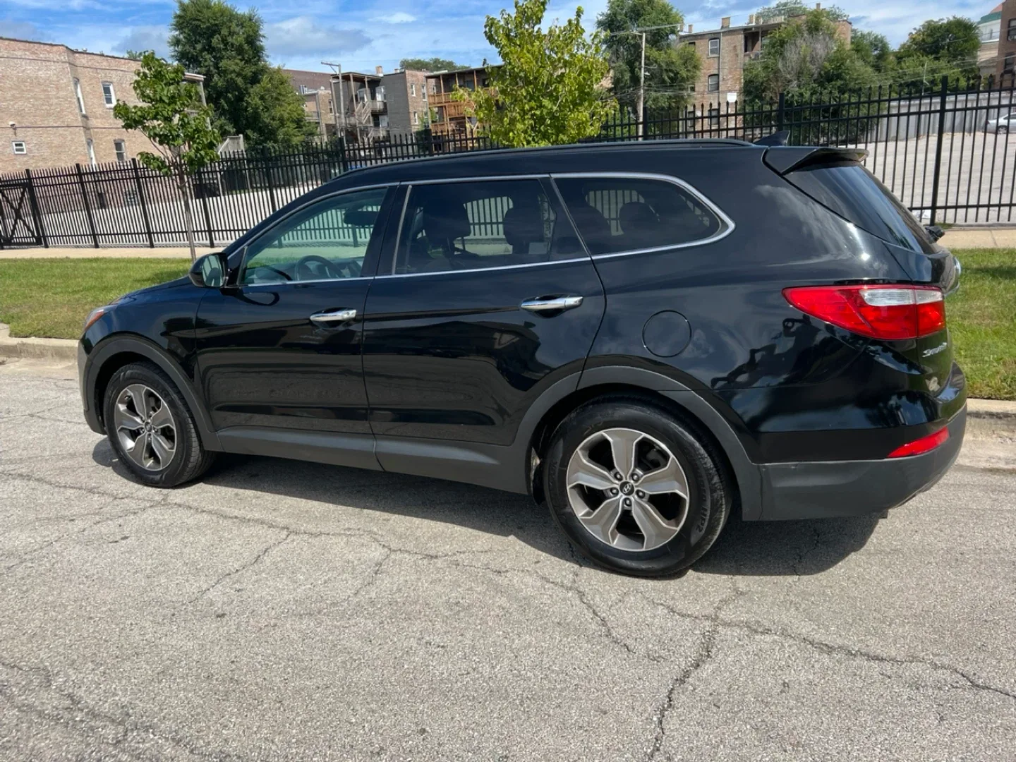 Hyundai Santa Fe - Black SUV image indicator(2)