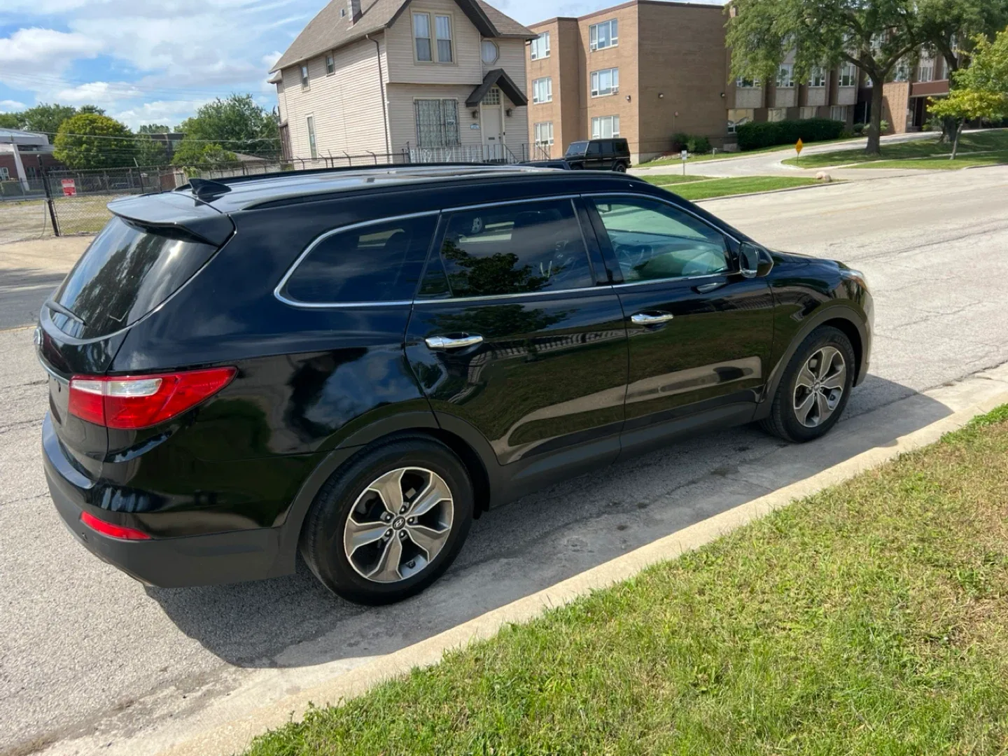 Hyundai Santa Fe - Black SUV image indicator(3)