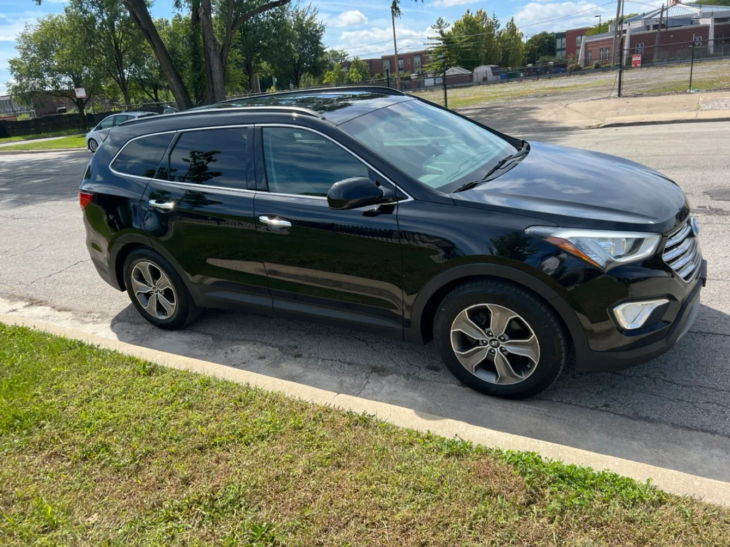 Hyundai Santa Fe - Black SUV image indicator(6)