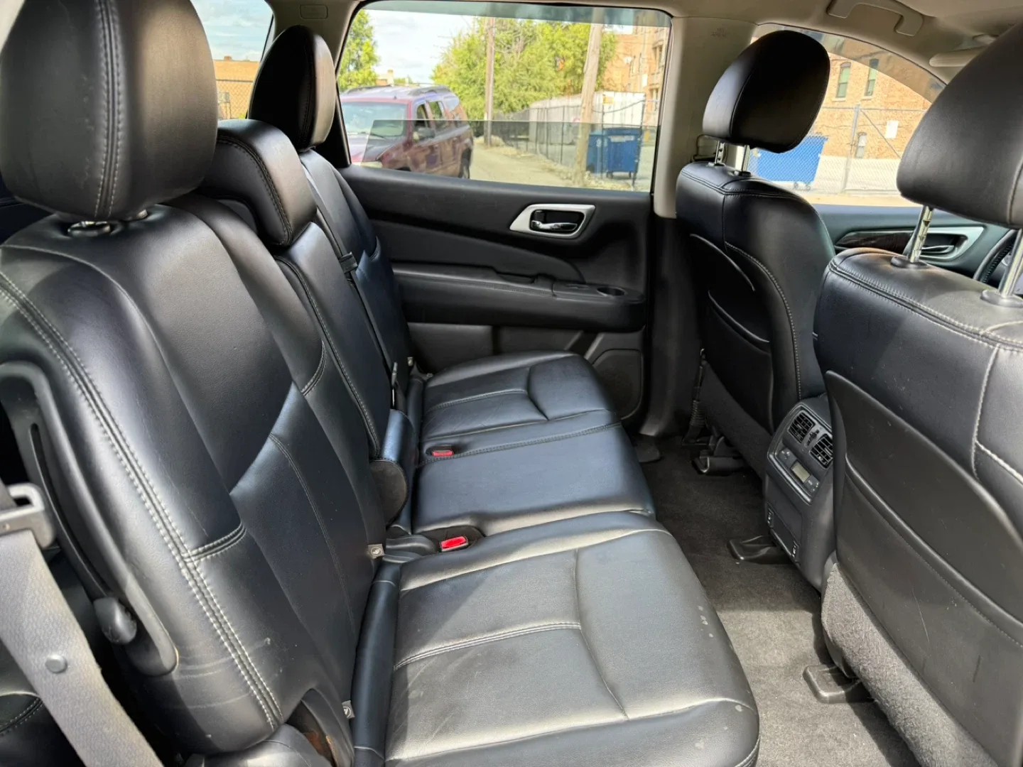 Hyundai Santa Fe - Black SUV image indicator(7)