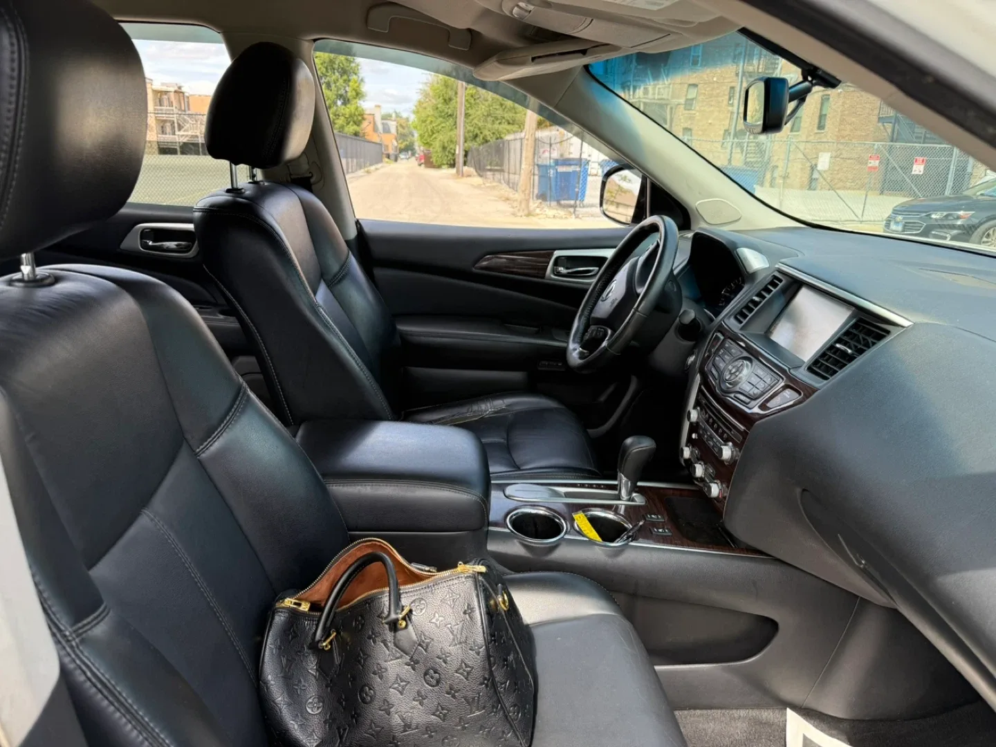 Hyundai Santa Fe - Black SUV image indicator(8)