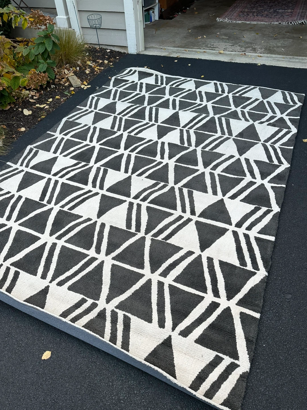 Charcoal Grey & Cream Patterned Area Rug - photo 2