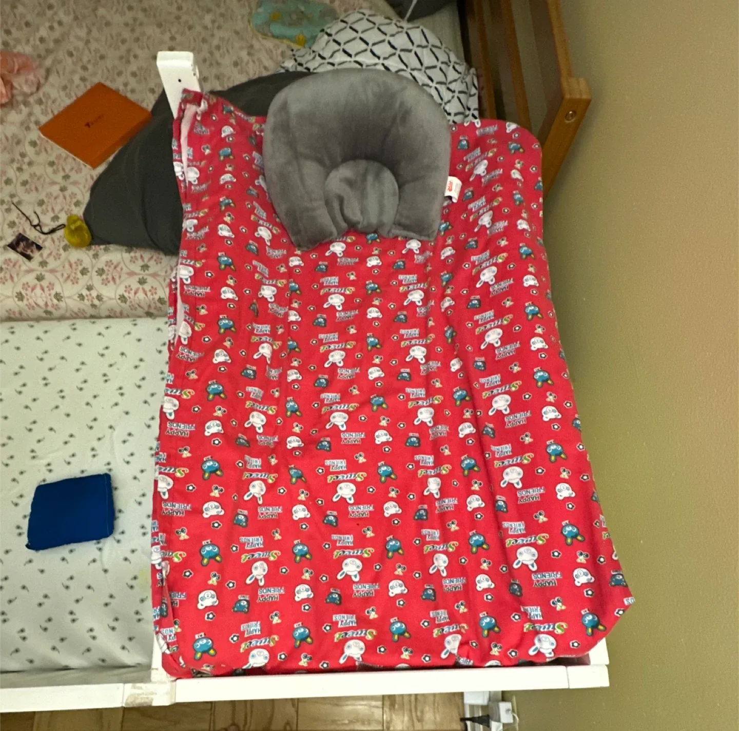 White Baby Crib with Changing Table + high chair + sitting chair image indicator(4)