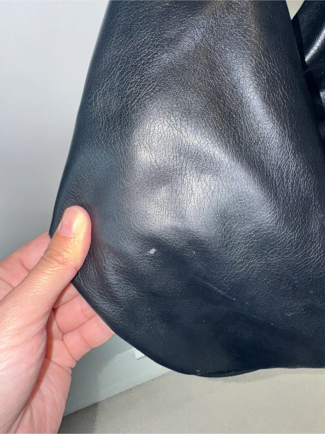 Black Leather Shoulder Bag image indicator(3)