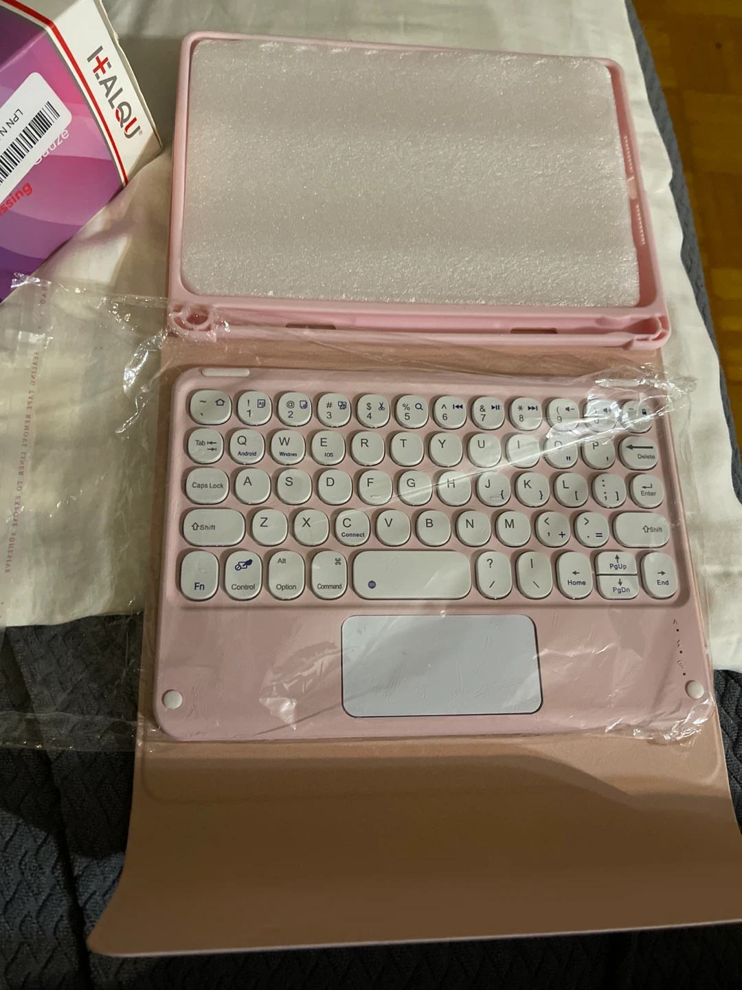 NEW -Pink tablet cover case with Keyboard! - photo 2