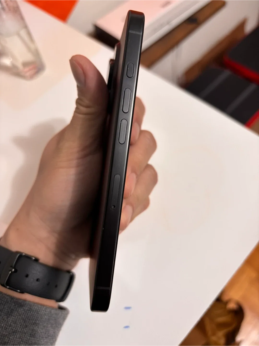 Apple iPhone 16 Pro - Black 128gb image indicator(3)