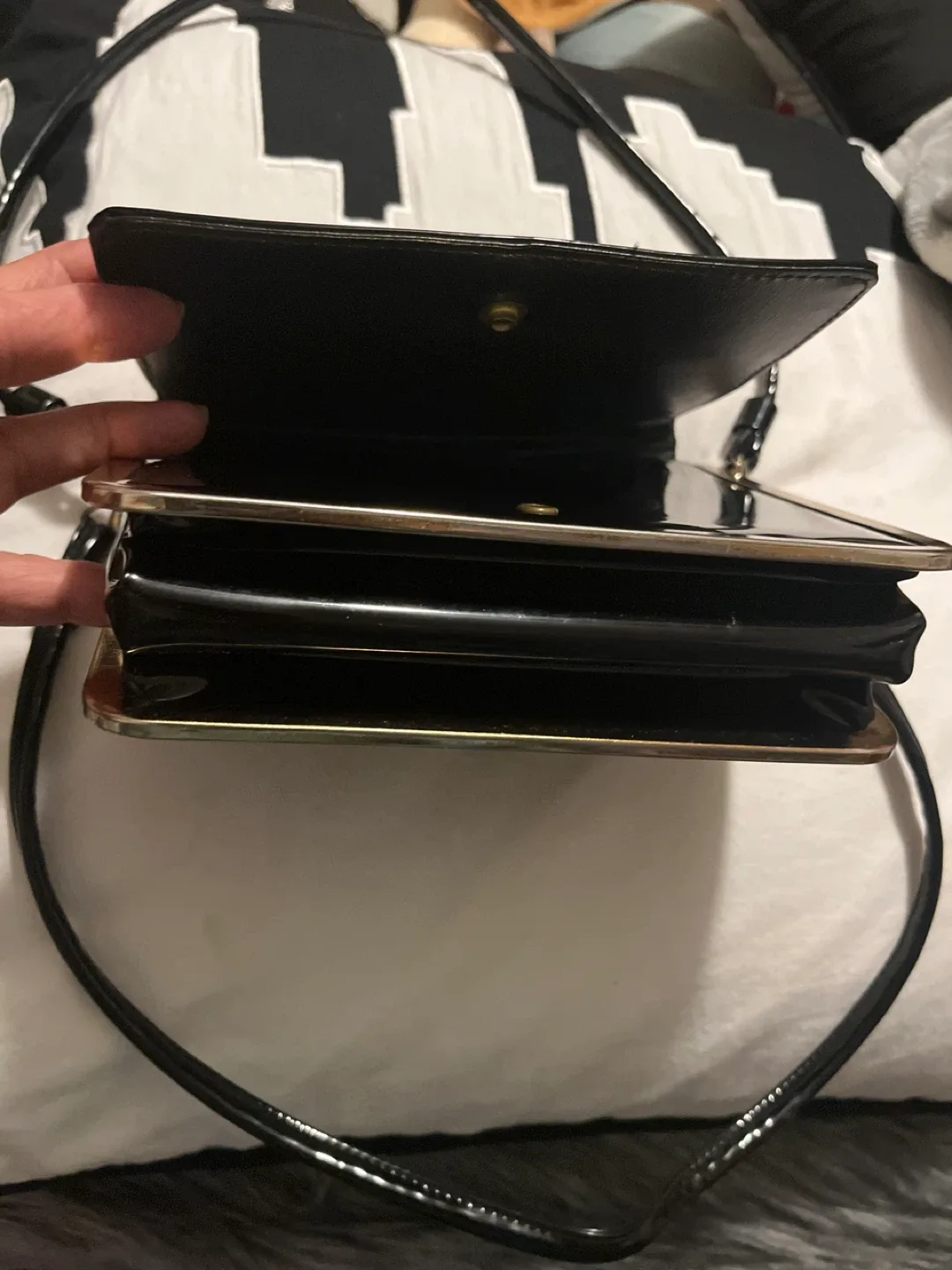 Markay Bags Black Patent Leather Handbag image indicator(7)