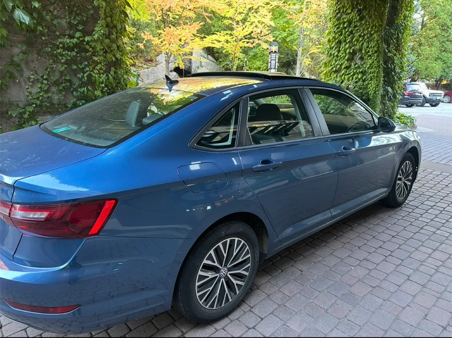 Volkswagen Jetta - Blue Sedan image indicator(2)