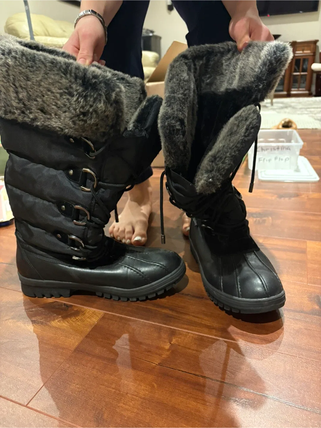 Boots, Coat, Frame image indicator(2)