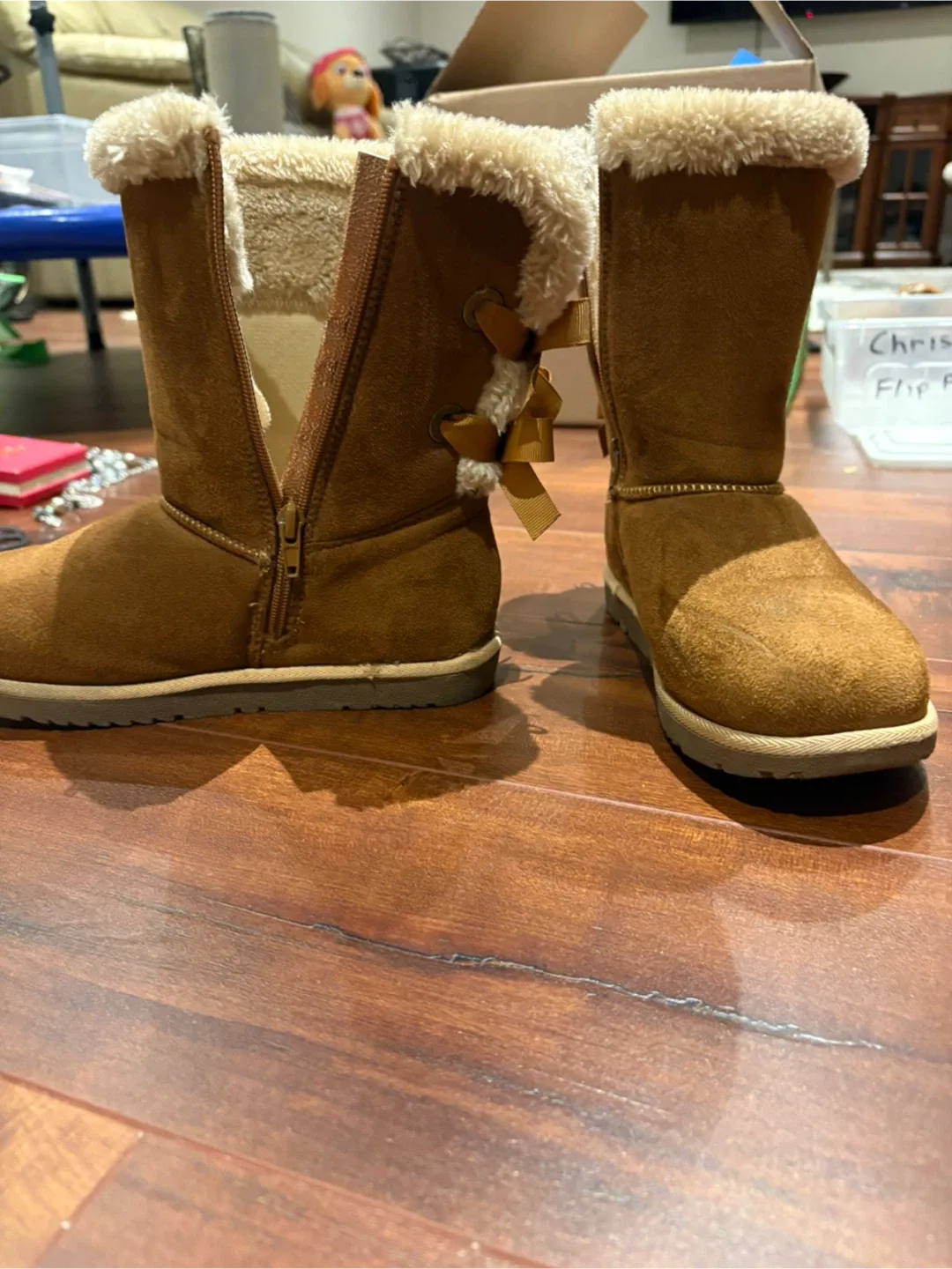 Boots, Coat, Frame image indicator(3)