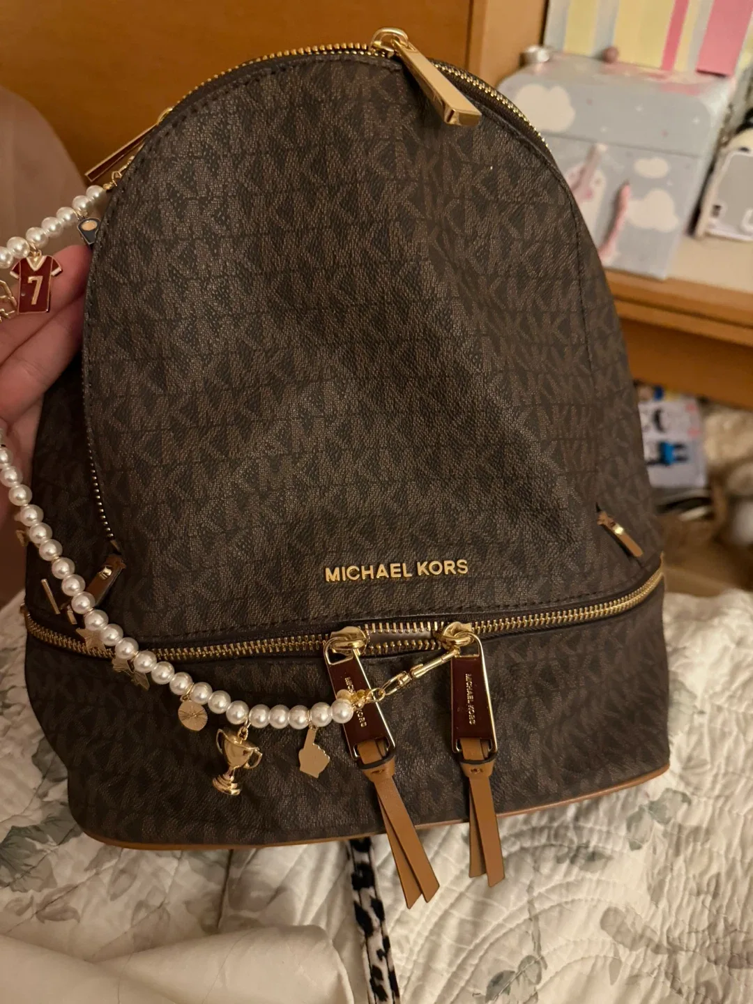 Michael Kors Backpack used 2 time image indicator(2)