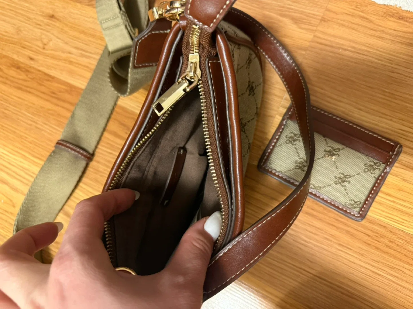 Mango Crossbody Bag with Card Holder image indicator(5)