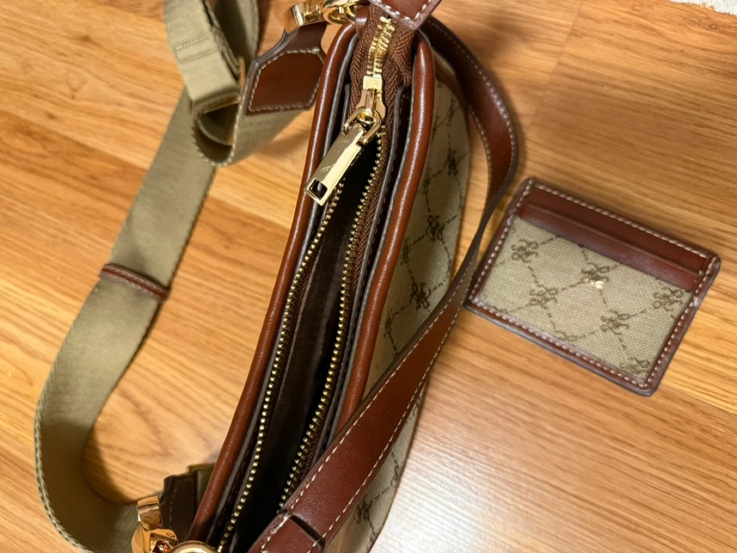 Mango Crossbody Bag with Card Holder image indicator(4)