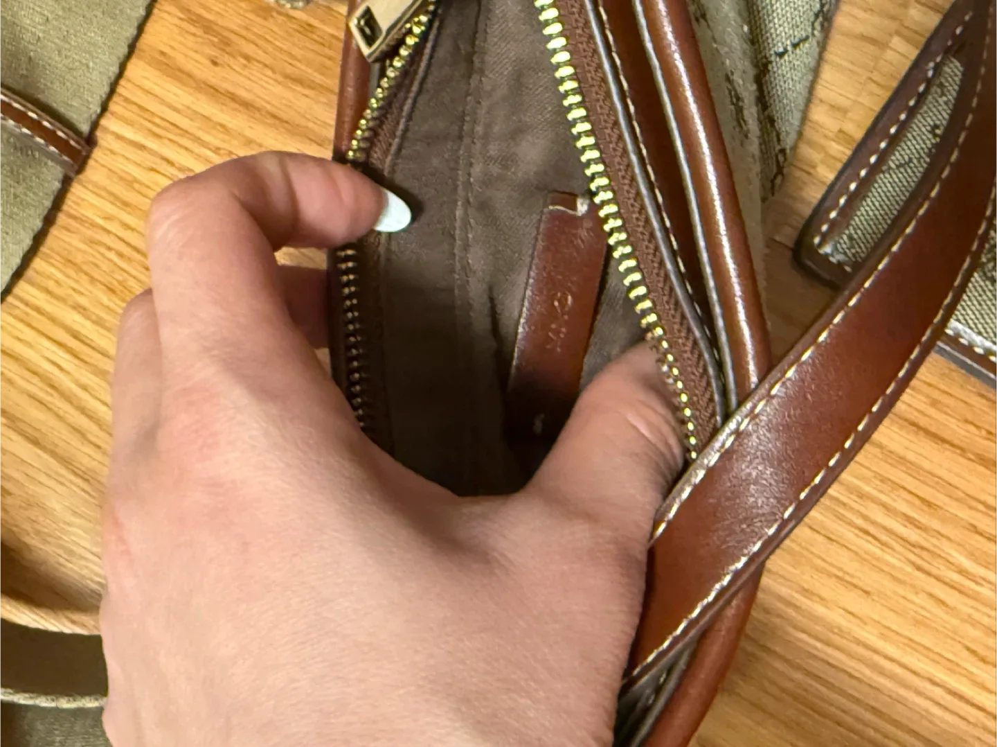 Mango Crossbody Bag with Card Holder image indicator(6)