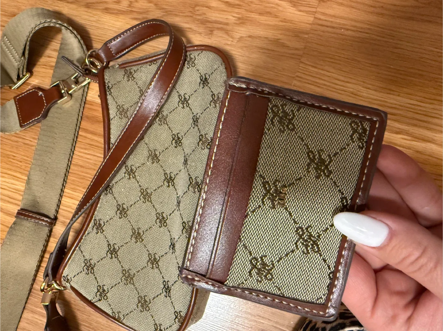 Mango Crossbody Bag with Card Holder image indicator(2)