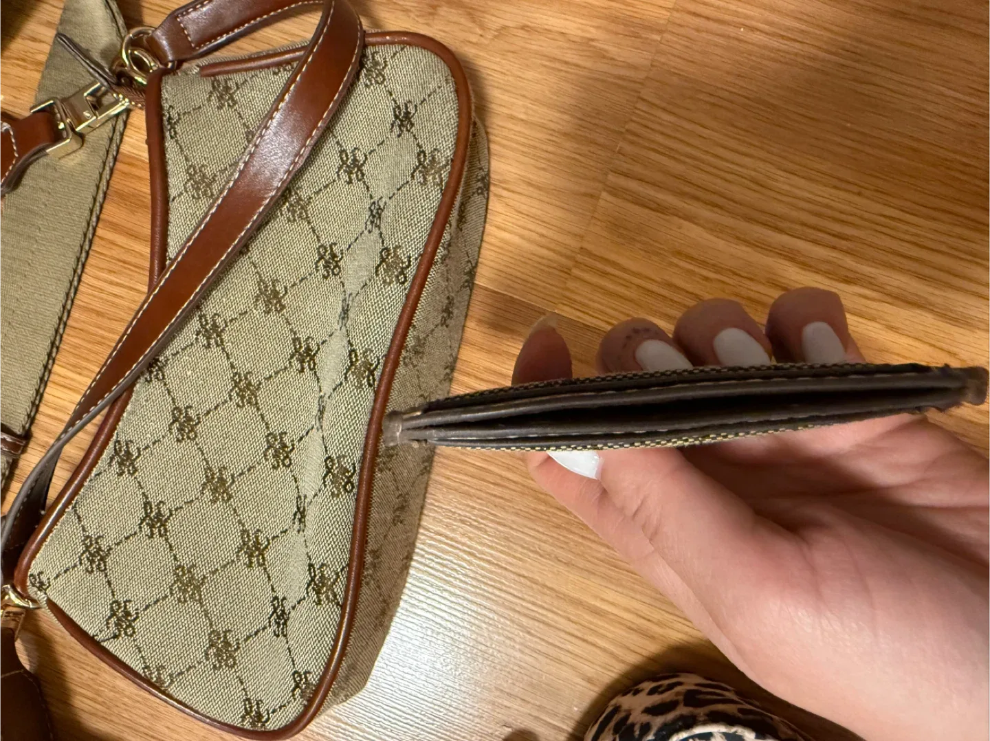 Mango Crossbody Bag with Card Holder image indicator(3)