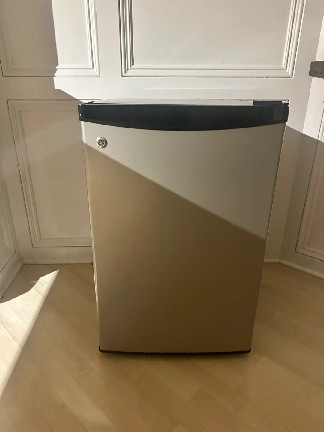 GE Compact Mini Fridge - Great Condition!