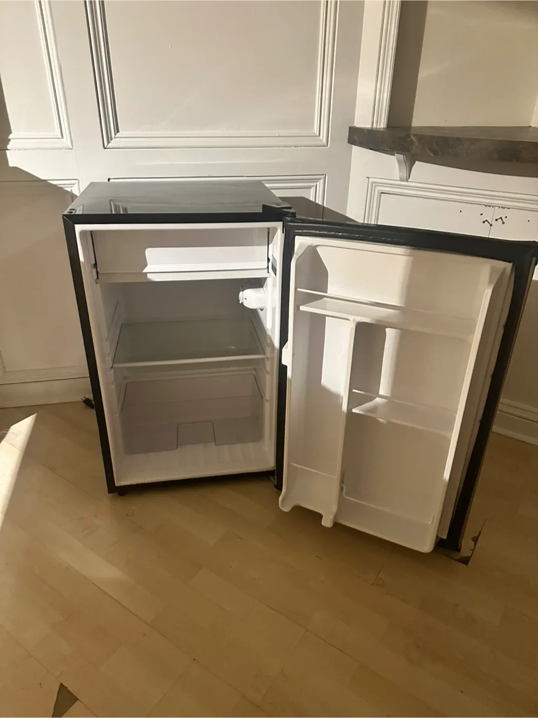 GE Compact Mini Fridge - Great Condition! image indicator(2)