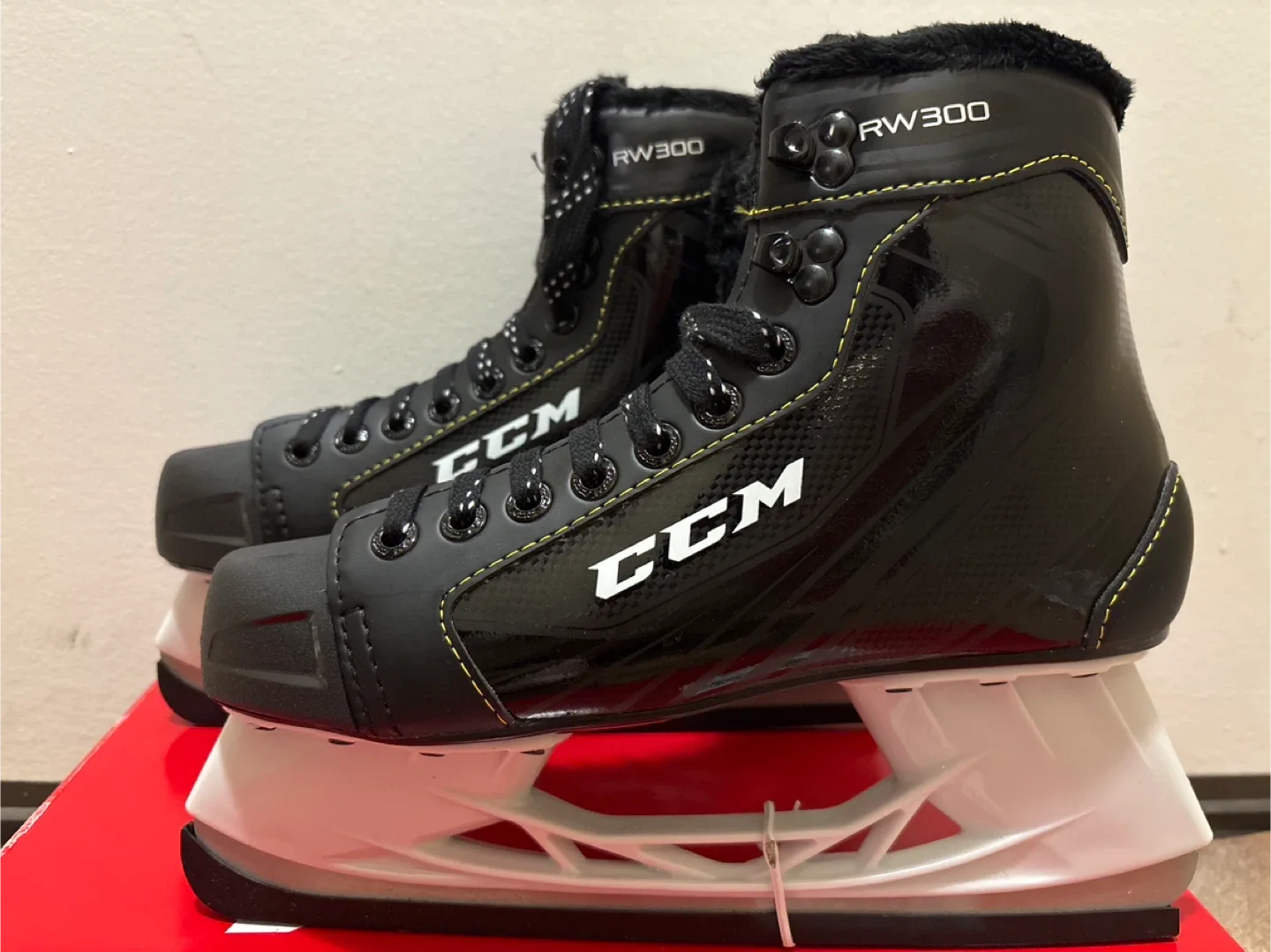 CCM RW300 Ice Skates - Size 7 image indicator(3)