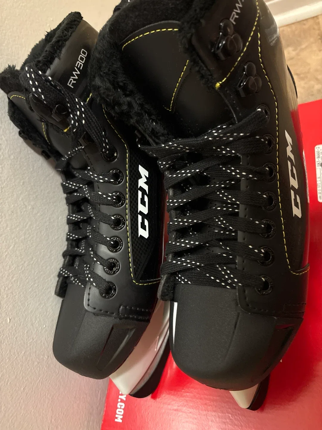 CCM RW300 Ice Skates - Size 7 image indicator(2)
