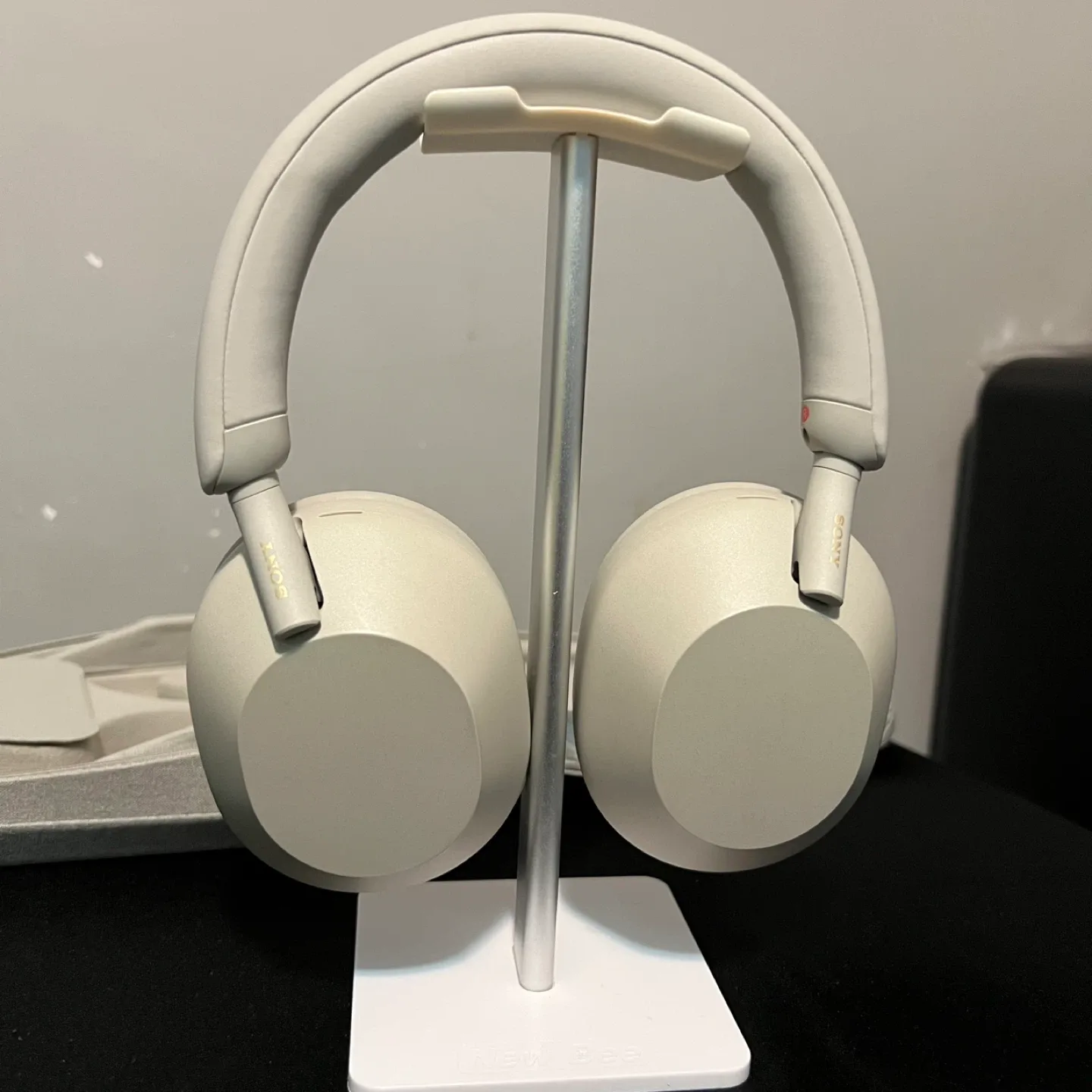 Sony WH-1000XM5 Wireless Headphones + Free stand image indicator(4)