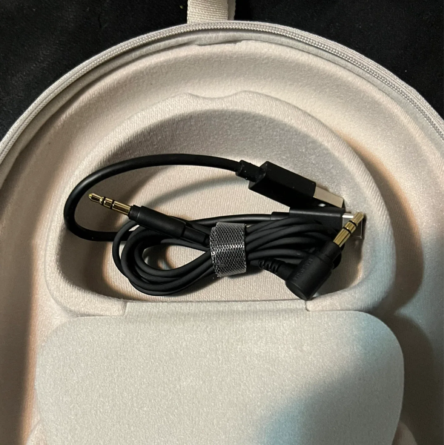 Sony WH-1000XM5 Wireless Headphones + Free stand image indicator(5)