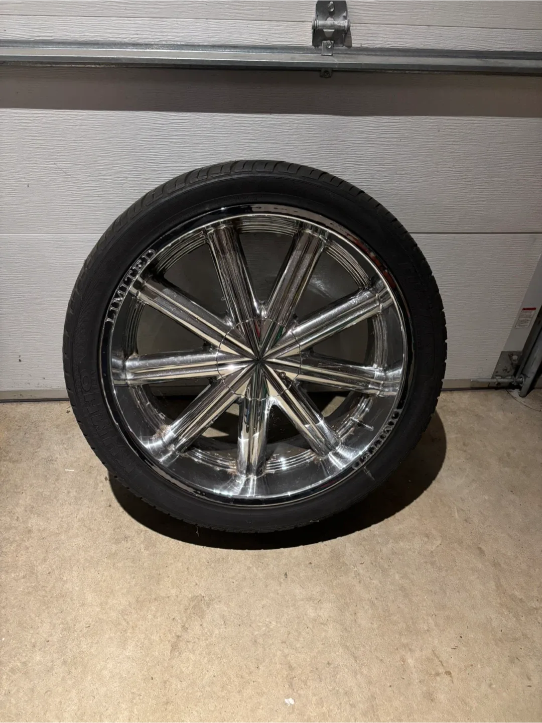 Kumho Tire with Rim - 305/35R24 112V image indicator(2)