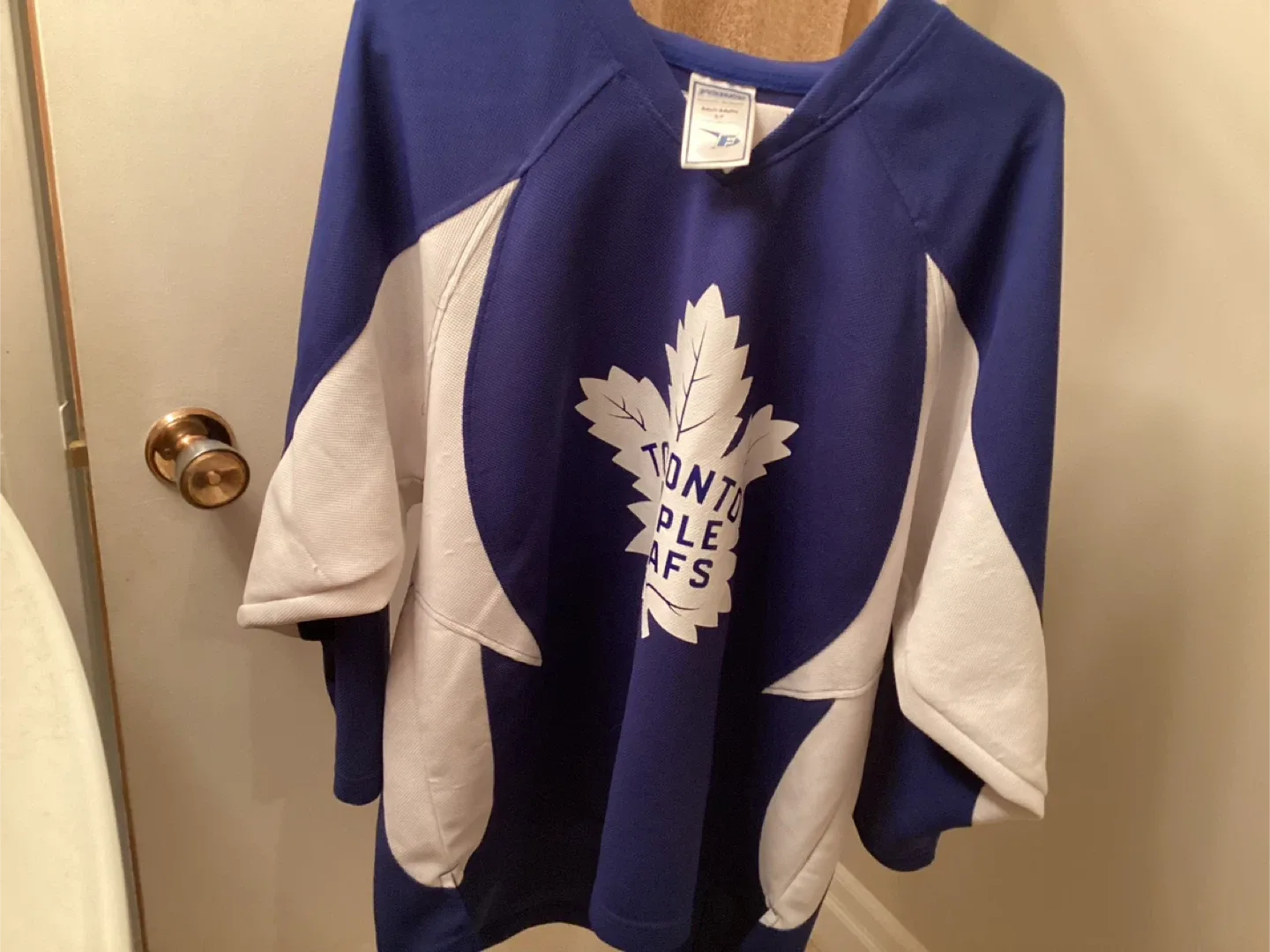 SPORTCHEK TORONTO MAPLE LEAFS Adult SP Hockey Sweater !