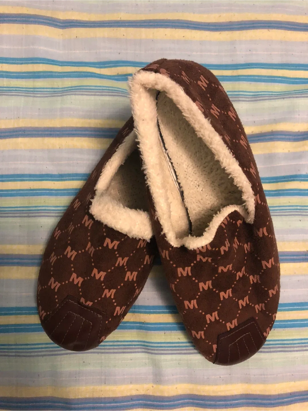 A New Brown Patterned Slippers Size 7.5/8 image indicator(3)