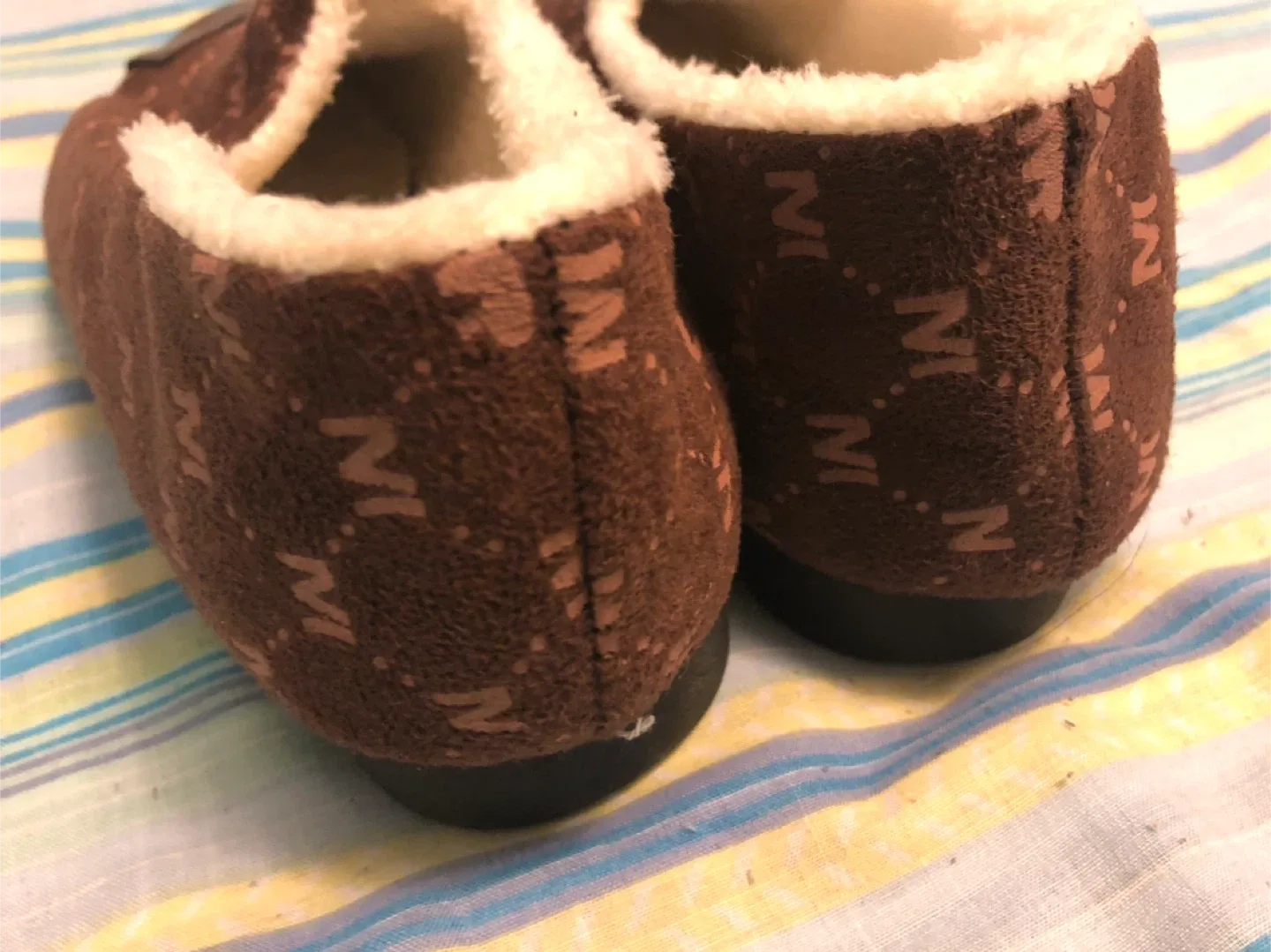 A New Brown Patterned Slippers Size 7.5/8 image indicator(2)
