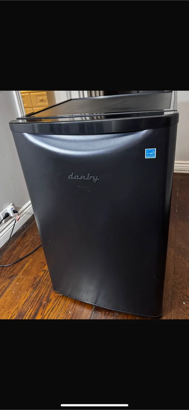 Danby Designer Compact Refrigerator image indicator(2)