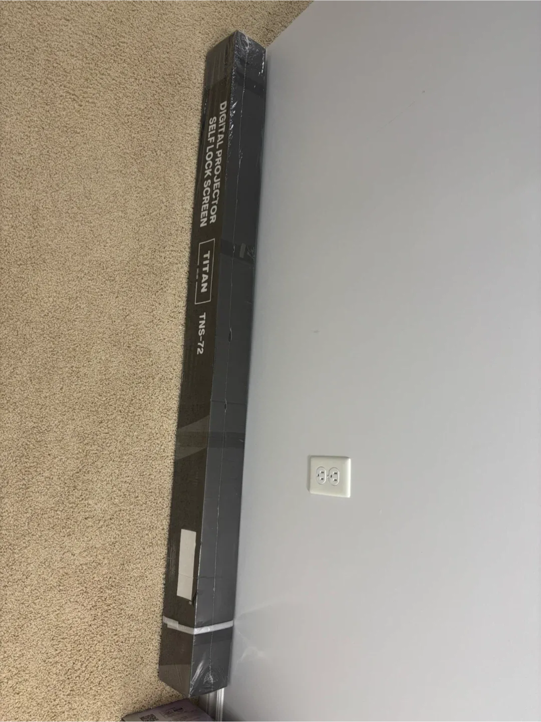 Titan TNS-72 Digital Projector Screen & Lunara LR30 Projector image indicator(2)