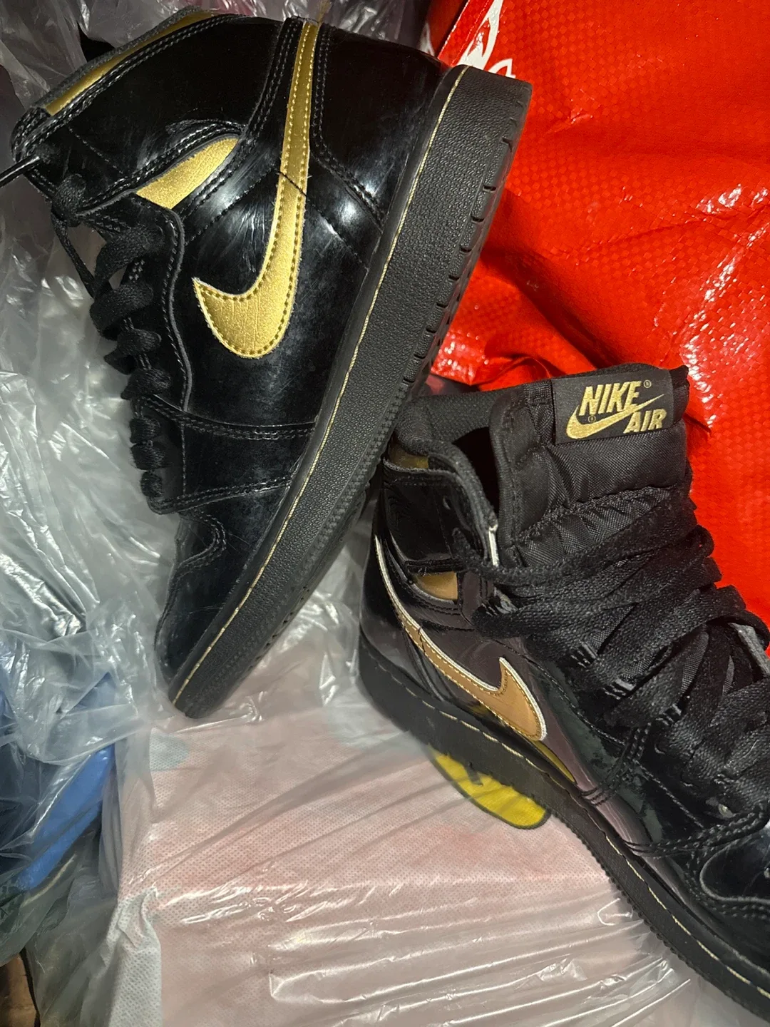 Size 5.5 Nike Air Jordan 1 Retro High Black/Gold image indicator(2)