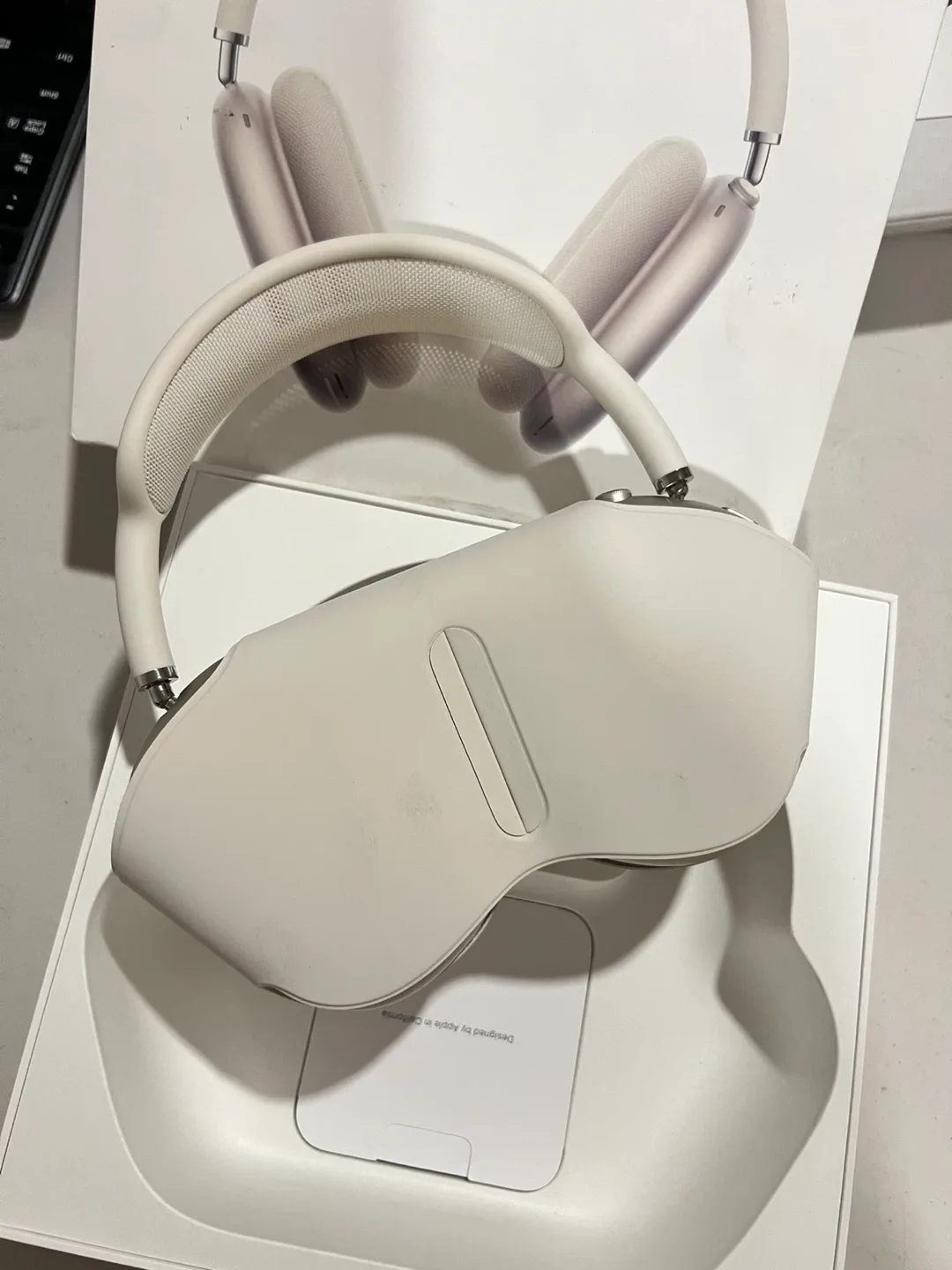 Open Box - Apple AirPods Max (USB-C) - Starlight image indicator(2)