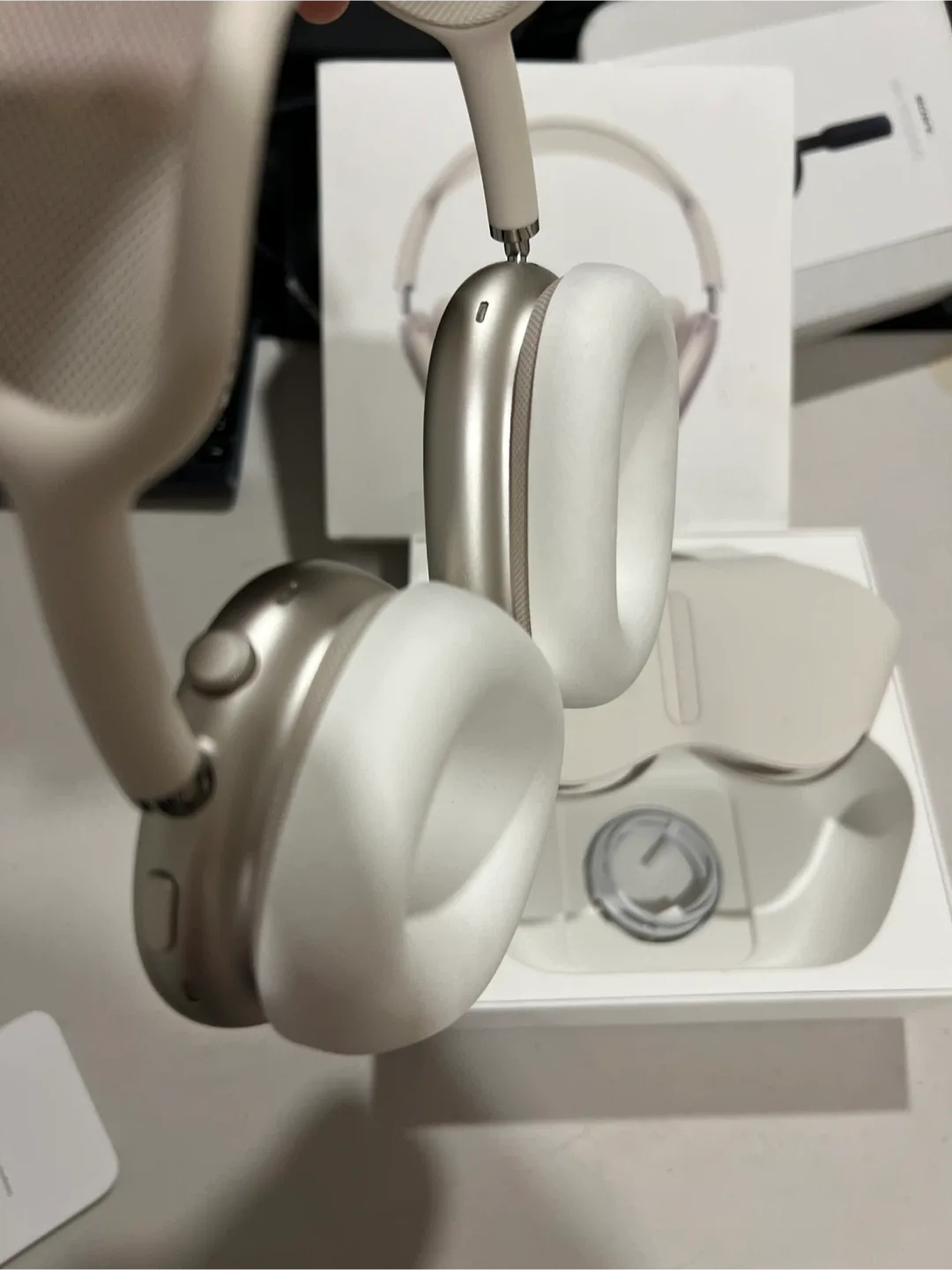 Open Box - Apple AirPods Max (USB-C) - Starlight image indicator(5)