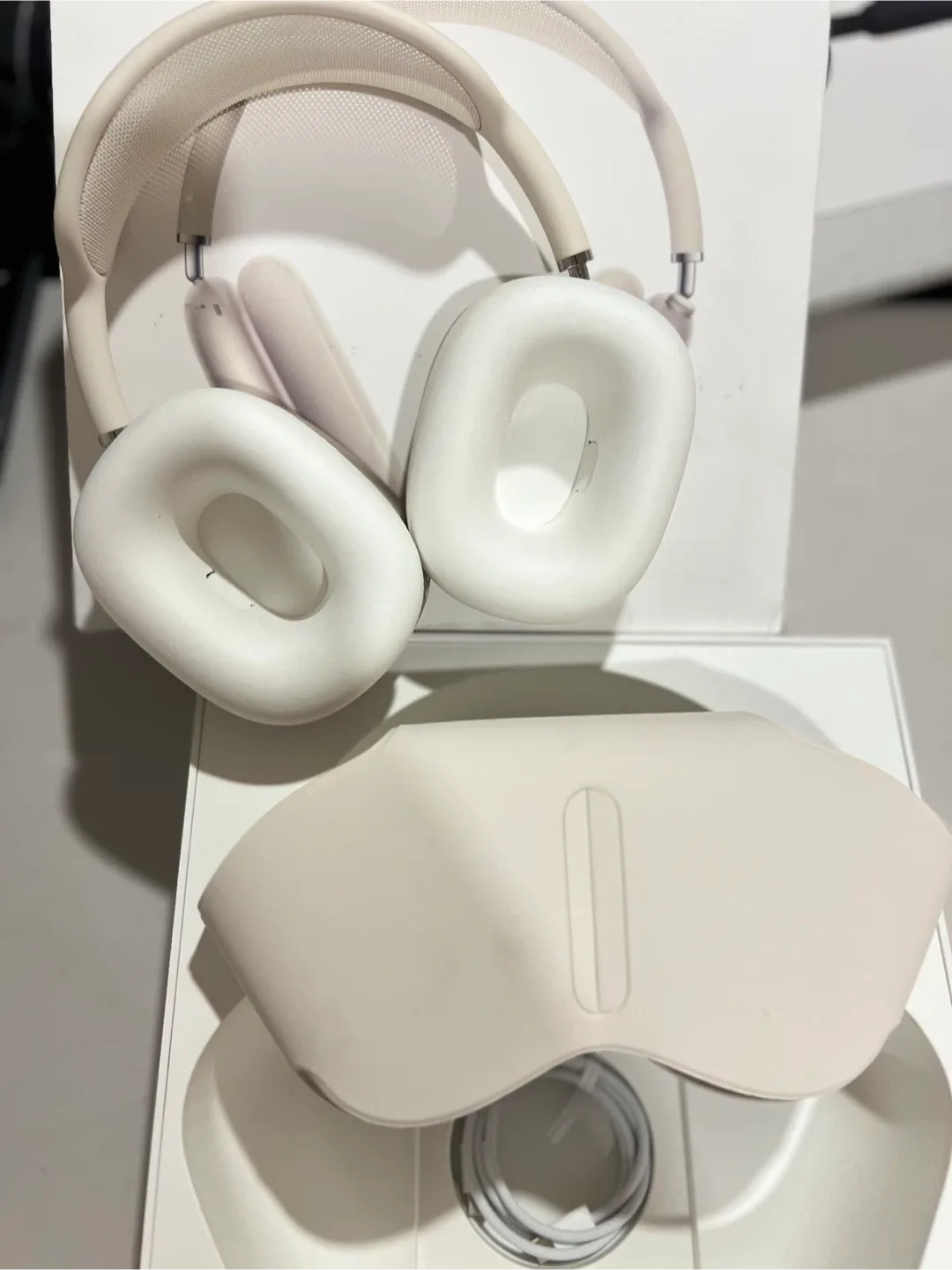 Open Box - Apple AirPods Max (USB-C) - Starlight image indicator(4)