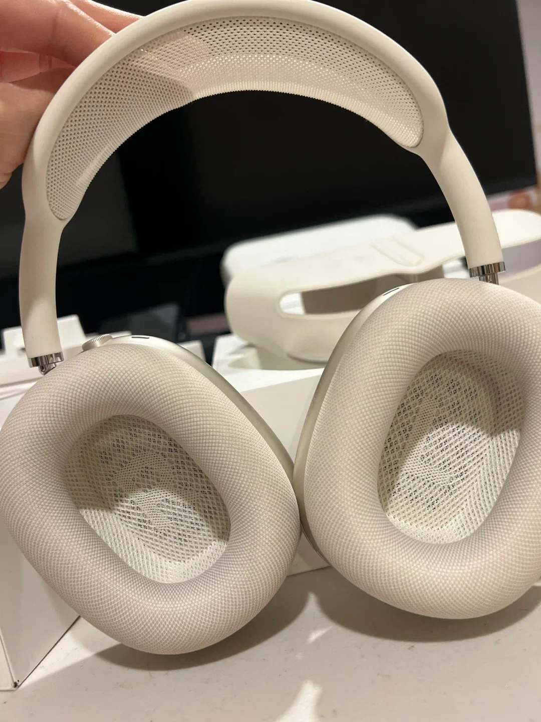 Open Box - Apple AirPods Max (USB-C) - Starlight image indicator(9)