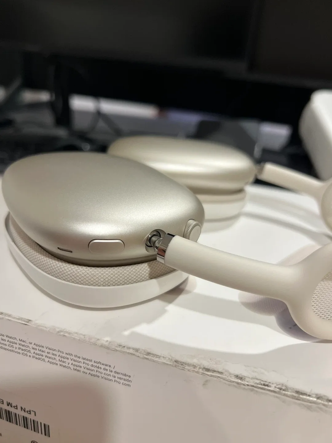 Open Box - Apple AirPods Max (USB-C) - Starlight image indicator(8)