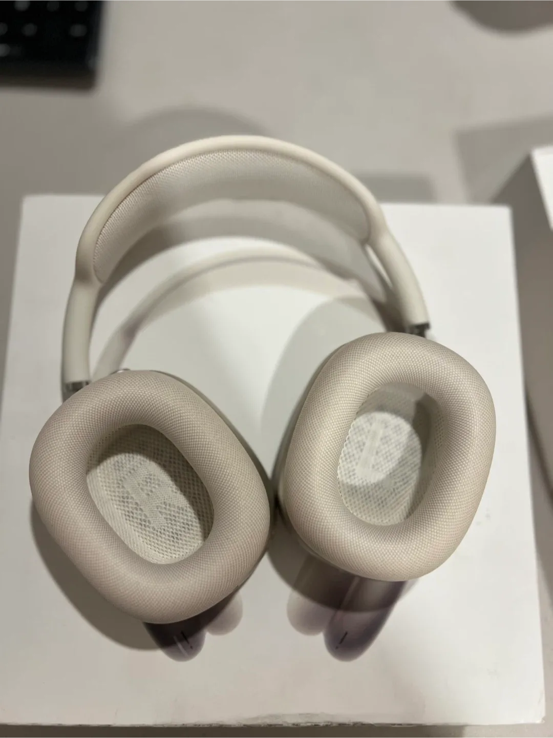 Open Box - Apple AirPods Max (USB-C) - Starlight image indicator(7)