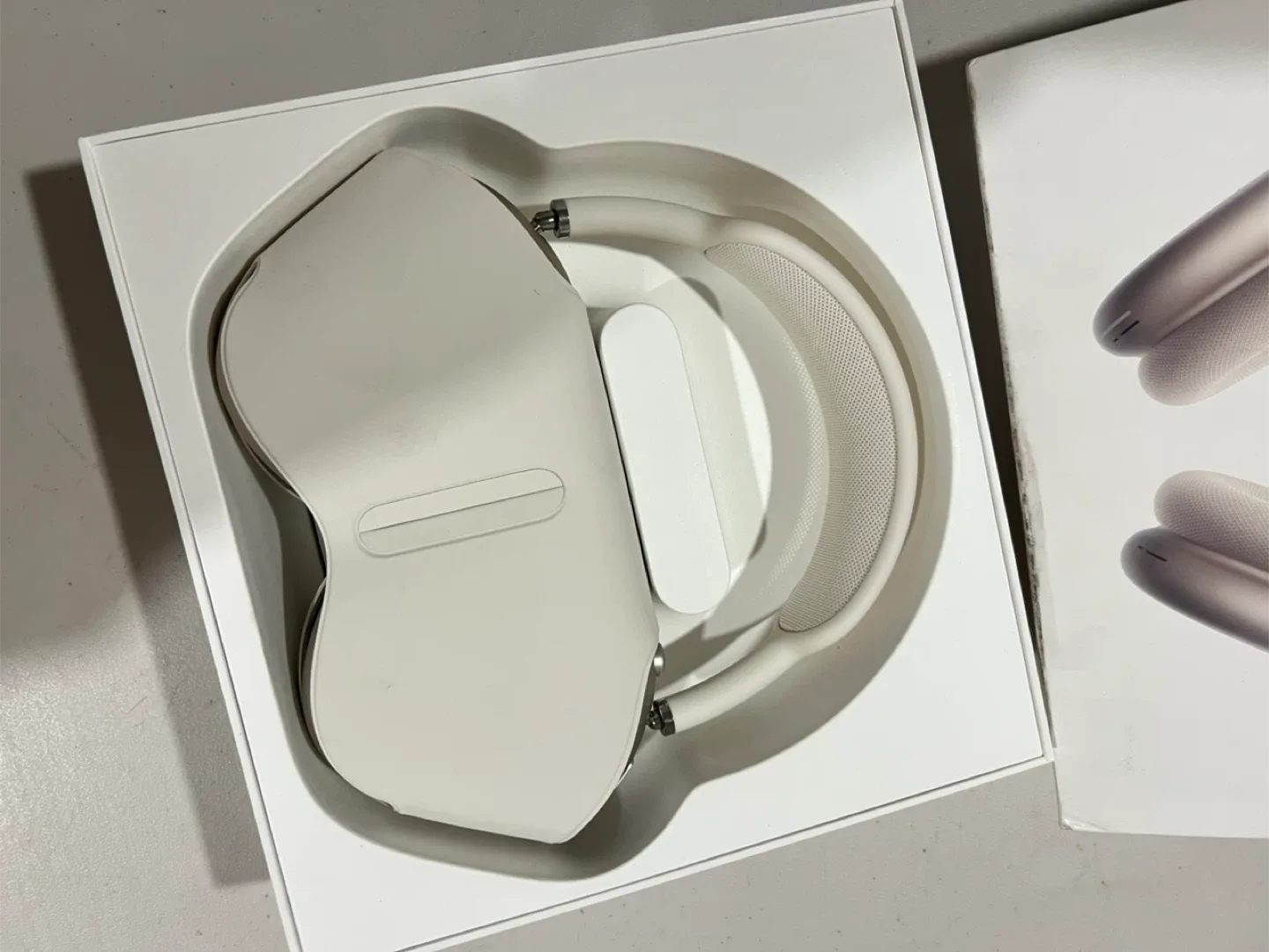 Open Box - Apple AirPods Max (USB-C) - Starlight image indicator(10)