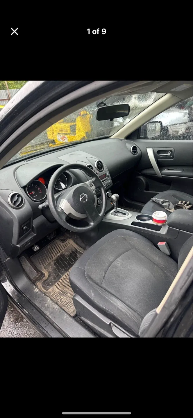 Nissan Rogue - Black SUV image indicator(5)