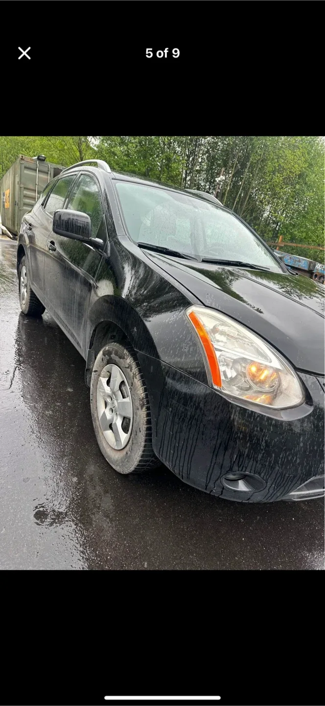 Nissan Rogue - Black SUV image indicator(2)