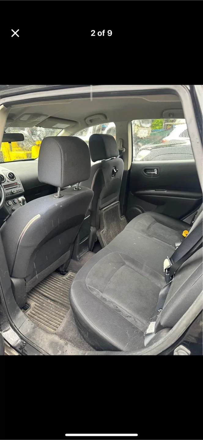 Nissan Rogue - Black SUV image indicator(4)