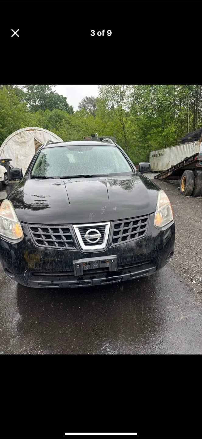 Nissan Rogue - Black SUV image indicator(3)