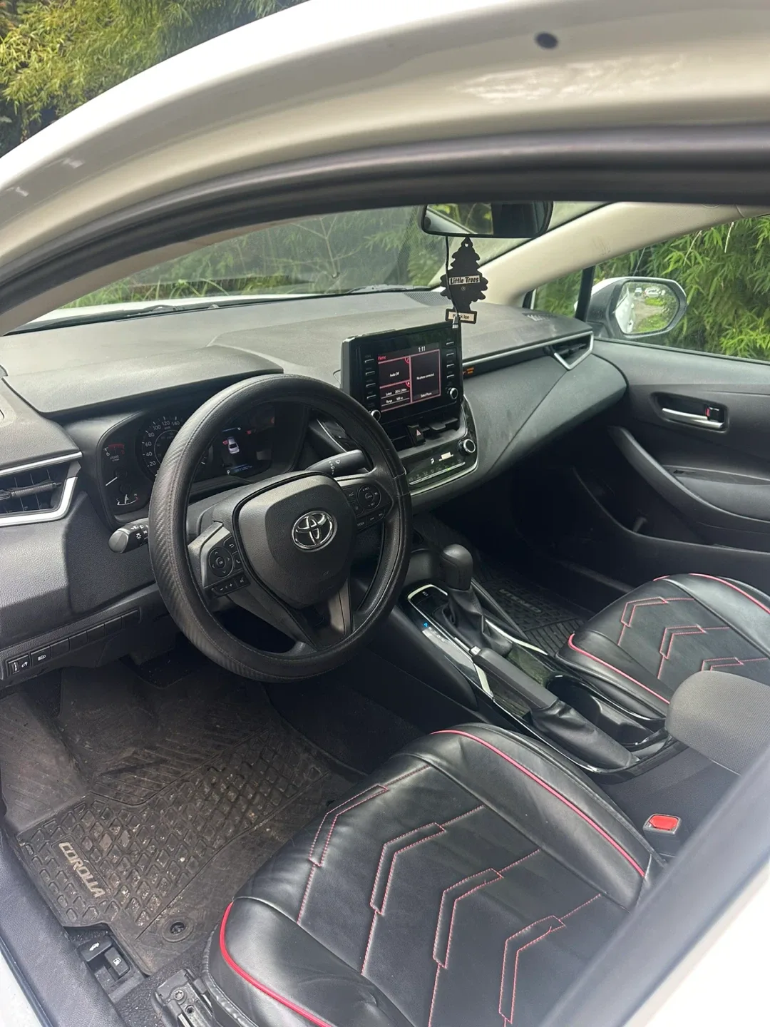 Toyota Corolla - White Sedan image indicator(6)