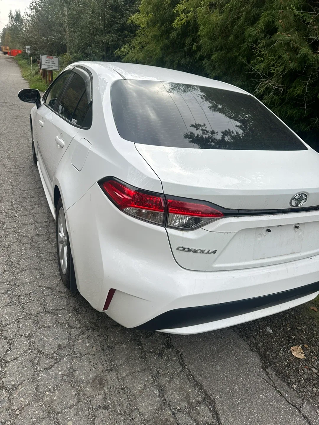 Toyota Corolla - White Sedan image indicator(3)