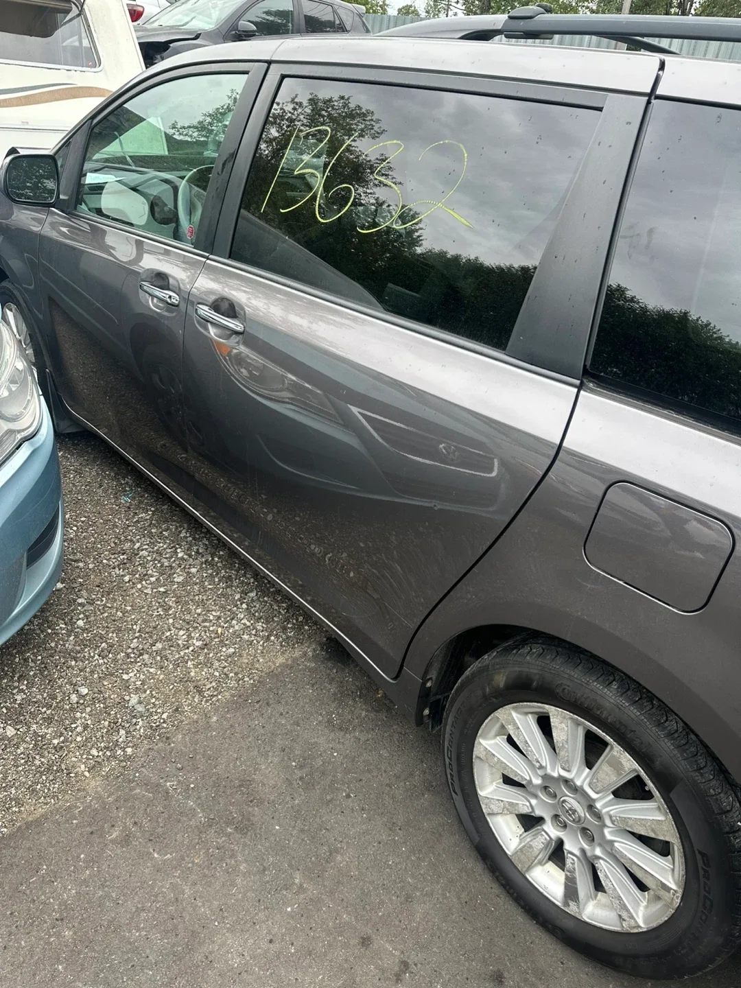 Damaged Toyota Sienna Limited AWD - Parts image indicator(4)